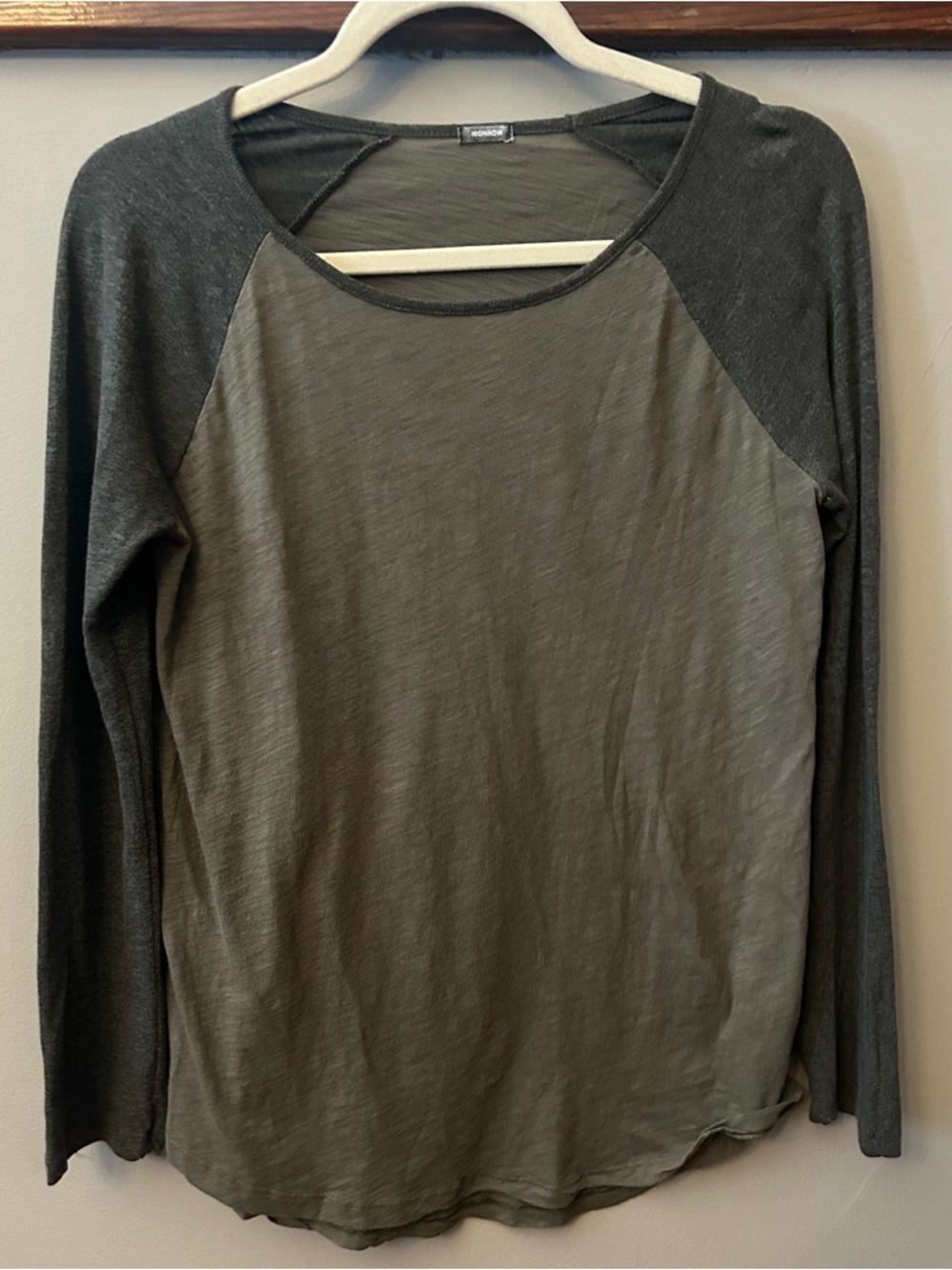 Monrow Rock Baseball Tee Slubbed Raglan Charcoal Grey Olive Green Size Small